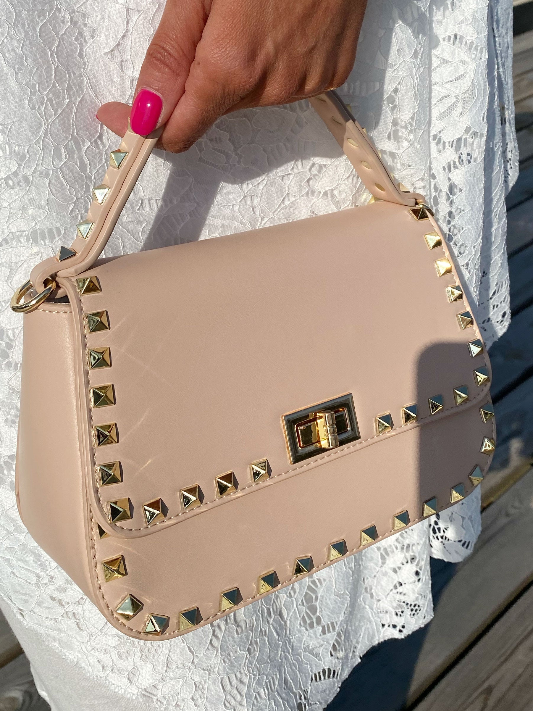 Minna - Liten beige väska med guldnitar